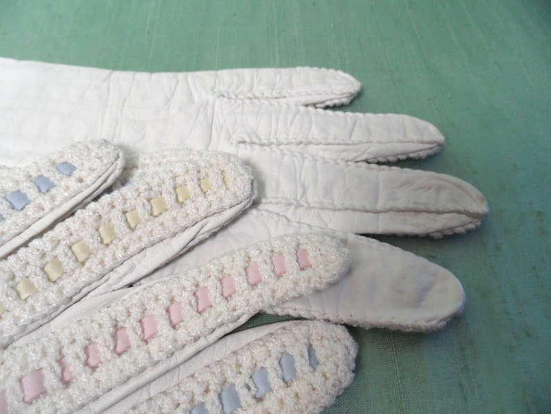 Pastel leather and crocheted white gloves  Hammer of Hollywood  size 7