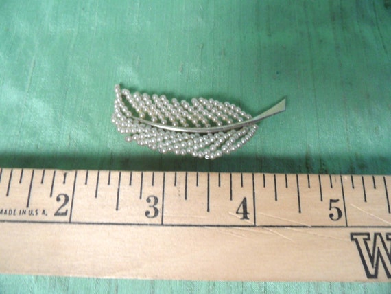 Faux pearl leaf pin brooch / vintage leaf jewelry - image 7