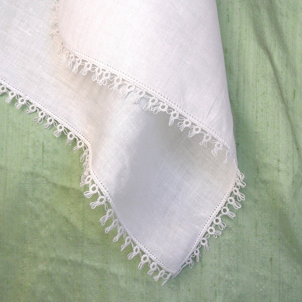 Tatted handkerchief / vintage white linen hankie / tat