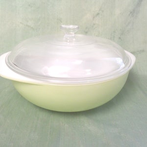 Covered casserole dish / vintage Pyrex 024 lime green, 2 QT, mid century modern MCM, glass baking dish