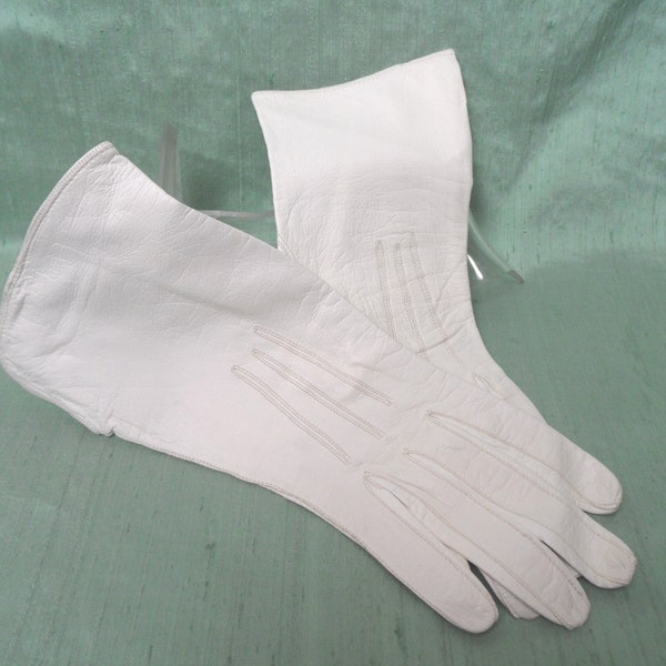 Off white kid leather mid length women's gloves / vintage, Made in Czechoslovakia /  size 6   3/4