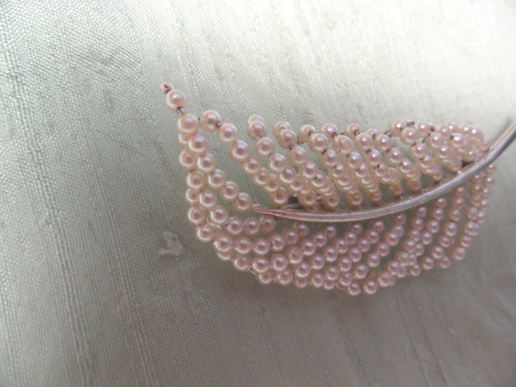 Faux pearl leaf pin brooch / vintage leaf jewelry - image 4