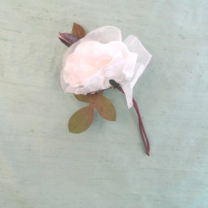 Haste de flor de seda branca com botão / chapéu de chapelaria vintage com acabamento em spray