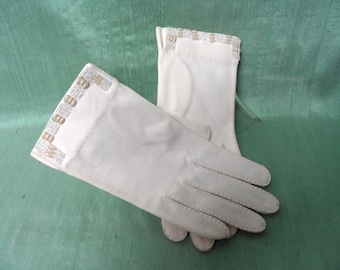 Beaded ivory cotton wrist gloves / vintage Kayser 6   1/2 women's short gloves