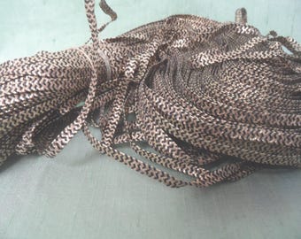 Härva med tunn metallisk kant i svart och guld / flätad garnlängd i vintagestil / 3/16" bred / en härva