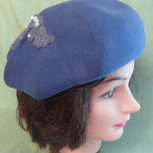 Blue sculpted hat with beaded decoration / vintage Pinehurst women&#39;s dress toque hat