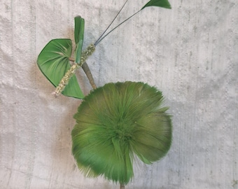 Green feather accent piece / vintage hat fascinator ornament / plumes