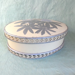 Blassgelber Blechbehälter mit Scharnier / Vintage Shabby Silber und gelb im Ist-Zustand