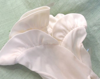 Ruffled cuff off white gloves / vintage short white women's gloves