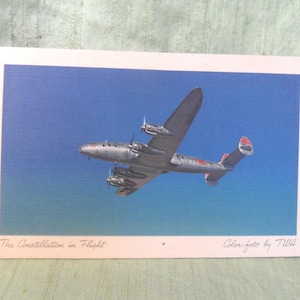 Postal clásica del avión Lockheed Constellation de TWA de 1945 en vuelo