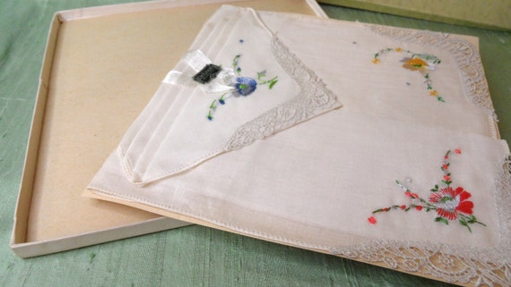 Set of 3 embroidered floral and lace handkerchief… - image 3