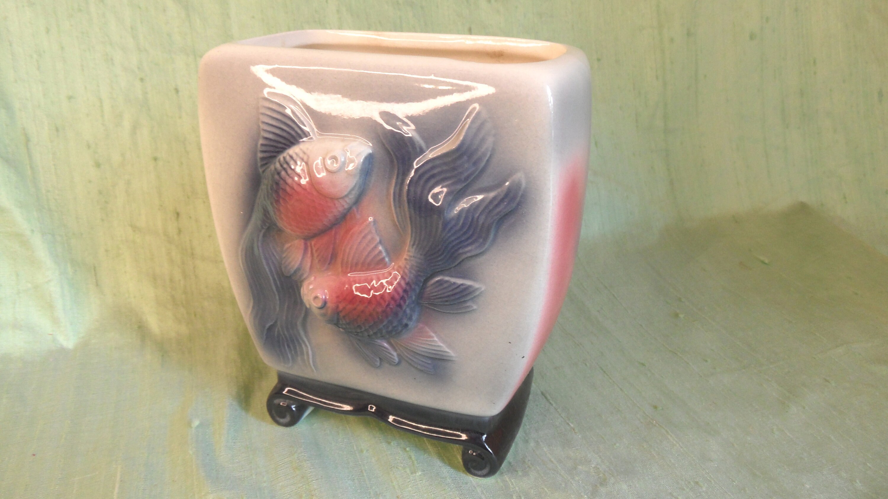 魚の花瓶 / ピンクとグレーのヴィンテージ陶器の金色または鯉の花瓶