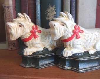 Scottish Terrier dog bookends / vintage cast iron Scottie dog book end pair