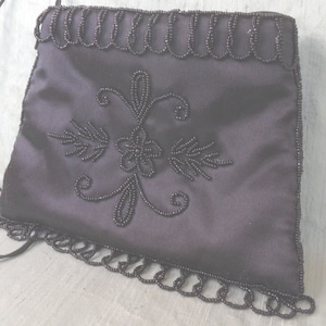 Bolso de noche de satén con cuentas negras / bolso vintage con asa de tela