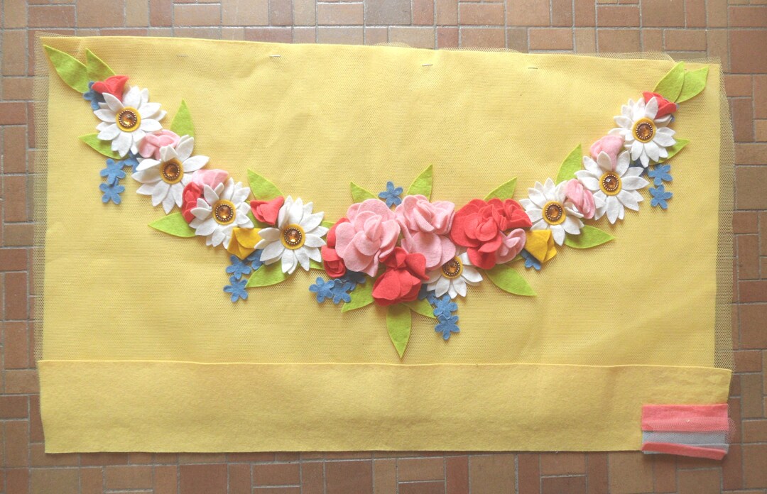 Felt Flower Swag Project / Vintage Flower Swag on Tulle, on Felt, 17 X