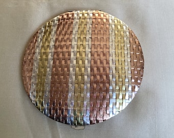 Polvera grande de plata esterlina Evans con diseño de tejido de cesta.