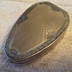 1920&#39;s Art Deco Woodworth Karess arrowhead compact double vanity powder compact