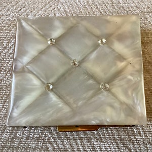 Wiesner of Miami &#39;Trickettes&#39; powder compact with cushioned mother of Pearl lid
