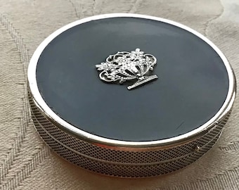 1920's Small silver plate and black enamel powder compact with central marcasite basket design
