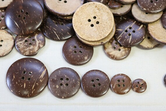 NEW LOT OF 35 ASSORTED COLORFUL 7//8 INCH 2 HOLE BUTTONS