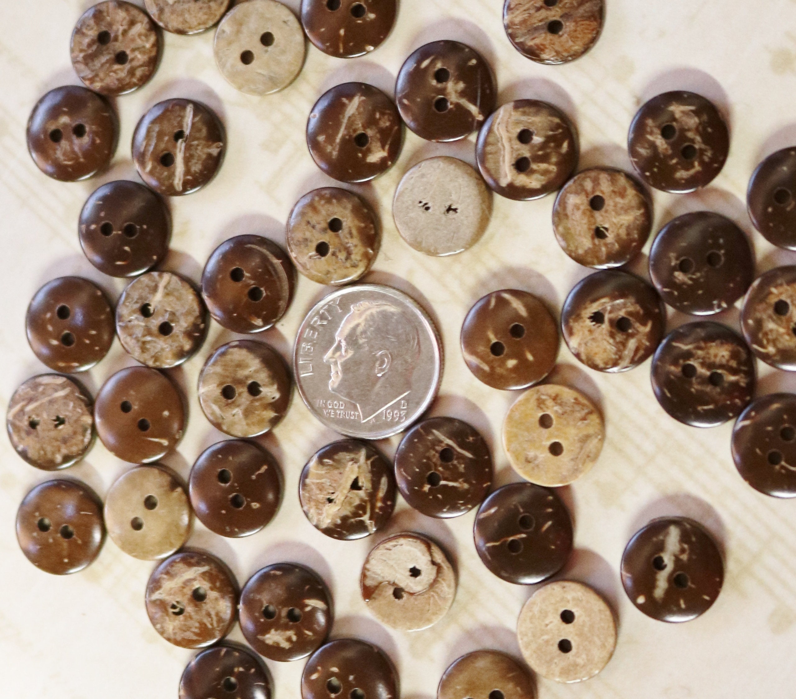 32L 20mm Grey Floral Round Coconut Shell Button