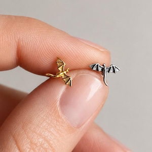 Kolczyki Tiny Dragon Thread In Flat Back, sztyft Helix, sztyft Cartilage, muszla 16G/18G Słupek: tytan klasy implantu • stal chirurgiczna 316L