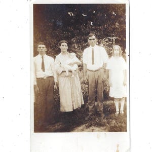 Echte Mid Century Photo Postkarte von Familie, Mama, Papa, 3 Kinder, Ort unbekannt, 3,5 x 5,5 Inch. Sonntagsbeste, Blick 1950er Jahre Leben, Unposted