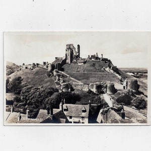 Foto real da década de 1940 do Castelo de Corfe, Dorset Inglaterra, Sem publicação, Cenário de vila com pessoas subindo a colina, Lembrança de viagem, Grã-Bretanha