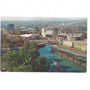 Postal de Universal City Studios en California, publicada en 1967 con mensaje, sello de 5 centavos, vista de Upper Lot, valle de San Fernando, recuerdo