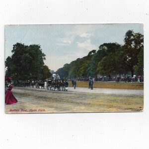 Wczesna pocztówka z lat 1900. przedstawiająca Rotten Row, Hyde Park, Londyn, Anglia, Ubrania z epoki wiktoriańskiej, Kolor, Opublikowana z wiadomością, Znaczek 1-pensowy K George V