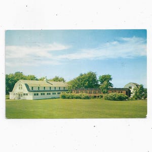 Pocztówka American Baptist Assembly, Green Lake, Wisconsin, opublikowana w 1957 r. z wiadomością, znaczkiem 2-centowym, pamiątką z podróży, albumem z recyklingu