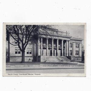 Pocztówka z 1942 r. przedstawiająca budynek sądu hrabstwa Smyth w Marion w stanie Wirginia, wysłana z wiadomością, znaczkiem o wartości 1 centa, pamiątką z podróży,