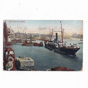 Pocztówka z 1913 r. przedstawiająca basen w Londynie, rzekę Tamizę, Anglię, wysłana z 2 znaczkami półpensowymi (król Jerzy V), ręcznie napisana wiadomość