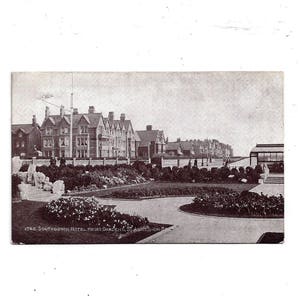 Antyczna czarno-biała pocztówka z lat 20. XX wieku przedstawiająca Southdown Hotel, St. Annes on Sea, Anglia, wysłana ze znaczkiem 1-pensowym