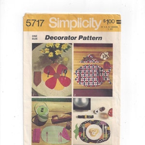 Puede incluir: Patrón de costura Simplicity número 5717, un patrón de decoración de talla única para cuatro manteles individuales. Los manteles individuales tienen forma de flor, pez, rodaja de sandía y piña. El patrón incluye instrucciones para hacer los manteles individuales.