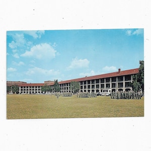 1960s First Cuartel, Fort Benning Postkarte, Georgia, Unposted but with Message, Travel Souvenir, US Military Card,