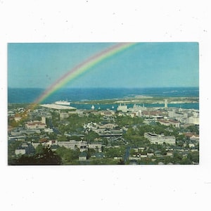 Années 1950 Downtown Honolulu and Harbor, Hawaii, avec Rainbow, From Punchbowl Crater, Unposted, Travel Souvenir,