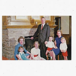 60er Jahre Postkarte von West Virginia Gouverneur Hulett & Mary Alice Smith mit 5 ihrer Kinder, ungepostet, Portrait Stil, Reise Souvenir
