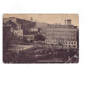1917-19 Antyczna pocztówka przedstawiająca Lytle Park i Anna Louise Inn, Cincinnati, Ohio, wysłana z wiadomością, znaczkiem 2 Cent, mnóstwo ludzi na zdjęciu