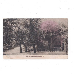 Cartão-postal Bear Pits no Zoo Garden em Cincinnati, Ohio. Antigo. Postado em 1908 com mensagem e selo de 1 centavo. Foto em preto e branco, tonalidade rosa
