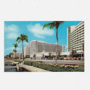 Carte postale des années 1960 de Collins Ave. Le long d’Indian Creek, Surfside ou Miami Beach, Floride, Non postée, Surfside 6 TV Show Area,