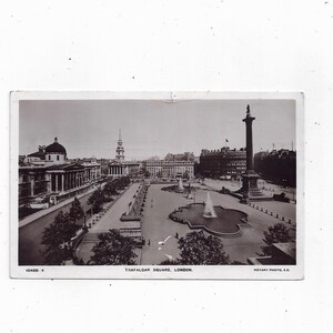 Prawdziwa pocztówka fotograficzna z 1910 r. przedstawiająca Trafalgar Square, kolumnę Nelsona, 3,5 x 5,5 cala. Opublikowana z wiadomością, znaczek półpensowy Edward VII
