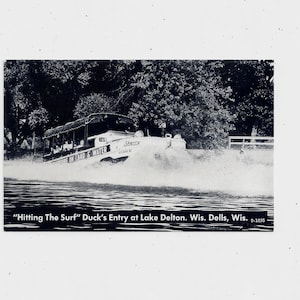 Carte postale de 1963 du canard amphibie frappant le surf, lac Delton, Dells, Wisconsin, photo noir et blanc, non publiée, aventure souvenir
