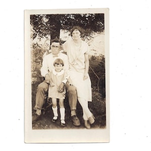 1930s Foto Postkarte von Familienportrait mit kleinem Mädchen, UnPosted, Vintage Familie Ephemera, Fotografie