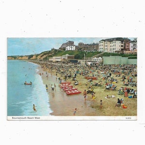 Pocztówka z 1969 r. przedstawiająca plażę Bournemouth Beach West, Dorset, Anglia, wysłana ze znaczkiem o wartości 4 pensów i wiadomością: E. T. W. Dennis & Sons, taka ładna!