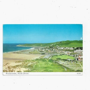 Kolorowa pocztówka z 1975 r. przedstawiająca Woolacombe, North Devon, Anglia, wysłana z wiadomością, ze znaczkiem o nominale 5,5 pensa,