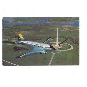 Cartão postal de 1952 do avião Starliner da Trans-Texas Airways, sobrevoando o monumento Jacinto, postado com mensagem, selo de 3 centavos, lembrança de viagem