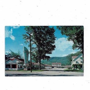 Jaren 1960 Ansichtkaart van Tourist Village Motel, Gorham, New Hampshire, Presidential Highway, Unposted, Travel Souvenir,