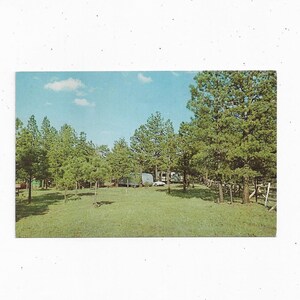 Pocztówka z przyczepą kempingową Foy's Whispering Pines Trailer Ranch, niedaleko Greer w Arizonie, wysłana w 1961 r. z wiadomością, znaczkiem o wartości 3 centów, pamiątką z podróży, pubem Norm's Pub.