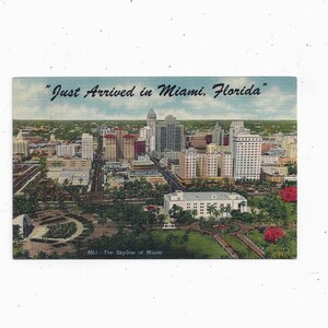 1953 Leinen Postkarte von Miami, Florida Skyline, mit handgeschriebener Botschaft, 2 Cent Stempel, Reise Souvenir Ephemera,